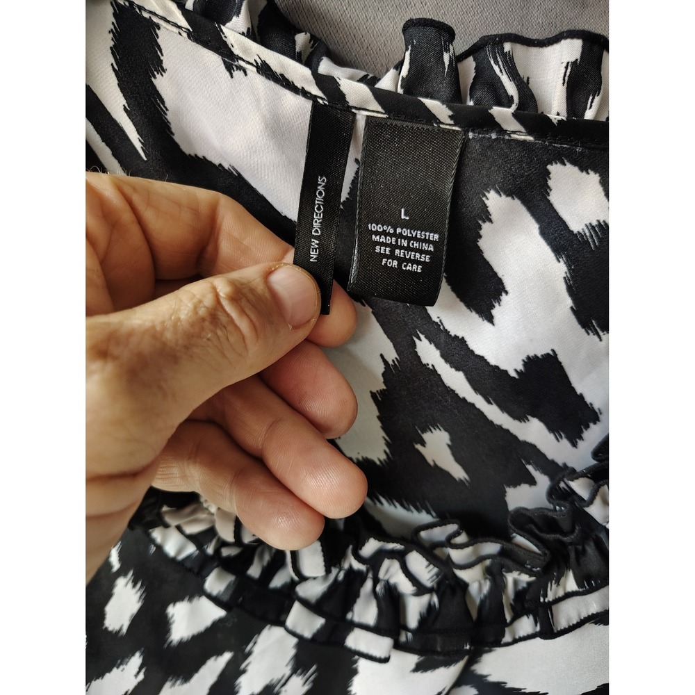New Directions Womens Large Black White Abstract Animal Print Ruffle Neck Top - Picture 2 of 3